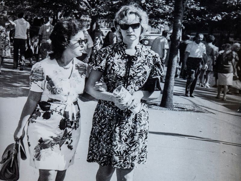 due donne per strada negli anni 70