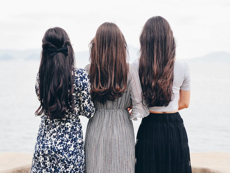 tre donne di spalle