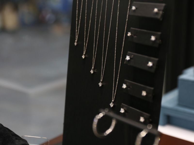 punti luce orecchini e collane con diamanti