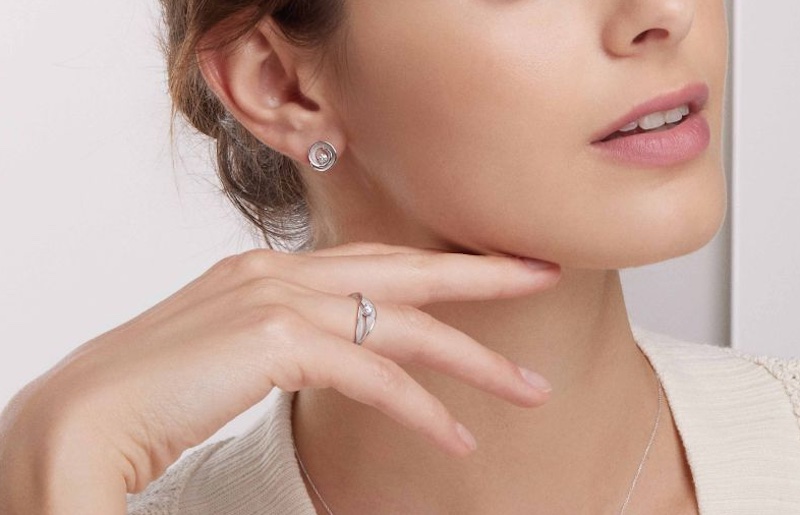 donna indossa orecchini con diamanti